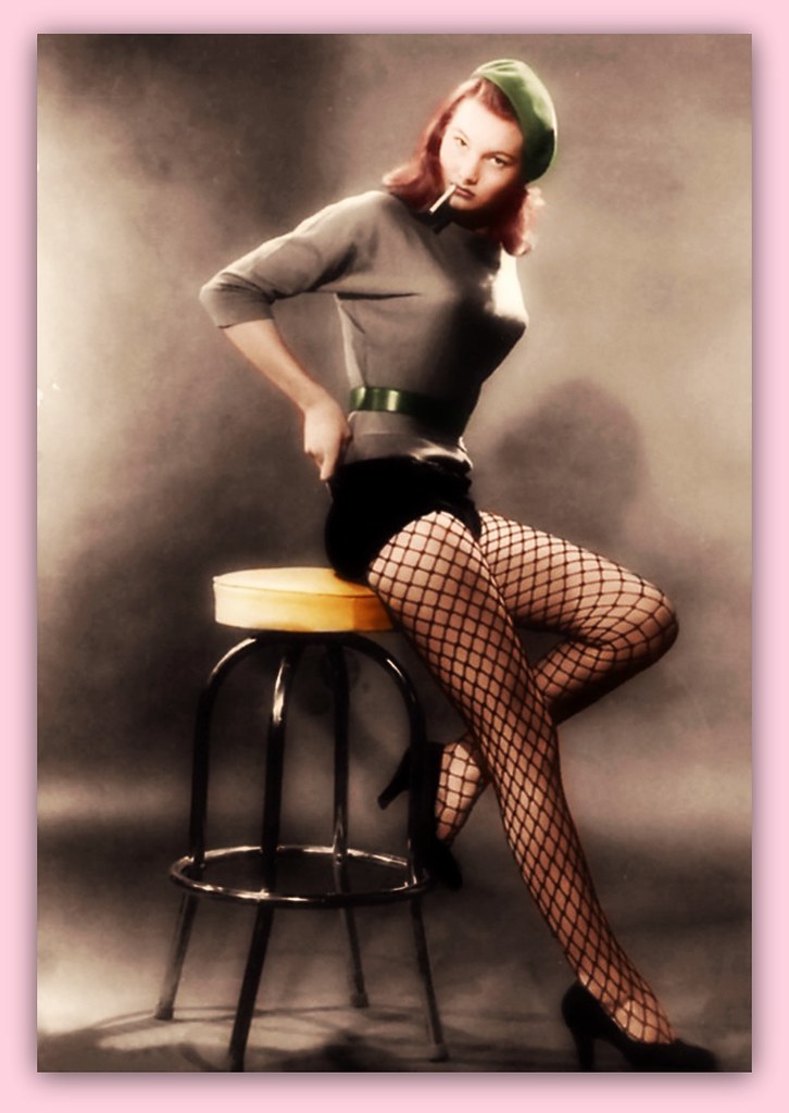 1950ER JAHRE GLAMOUR GIRL POSE IM STUDIO DRAPIERT MIT FISHING NET